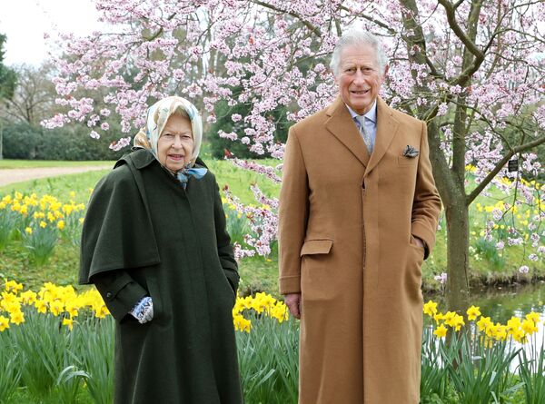 Королева Великобритании Елизавета II и британский принц Чарльз, принц Уэльский, позируют для портрета в саду Фрогмор-хауса в Виндзоре (2 апреля 2021). Англия - Sputnik Армения