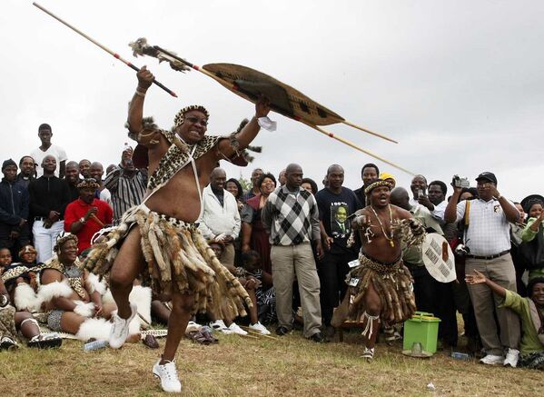 Президент Африканского национального конгресса (АНК) Джейкоб Зума (слева) во время своей традиционной зулусской свадьбы с Номпумелело Нтули (нет на фото) в Нкандла (5 января. , 2008). Южная Африка - Sputnik Армения