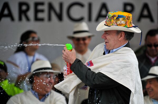 Президент Колумбии Хуан Мануэль Сантос принимает участие в параде &quot;Белый день&quot;, который является частью Карнавала чернокожих и белых в Пасто (6 января 2013). Колумбия - Sputnik Армения