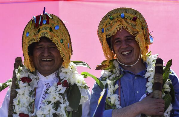 Экс-президент Боливии Эво Моралес (слева) и вице-президент Альваро Гарсиа Линера позируют в традиционных шляпах на дороге между Уюни и Оруро (10 ноября 2020). Боливия - Sputnik Армения