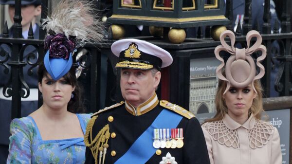 Британский принц Эндрю  и его дочери, принцессы Евгения (слева) и Беатрис, покидают Вестминстерское аббатство на королевской свадьбе (29 апреля 2011). Лондон - Sputnik Армения
