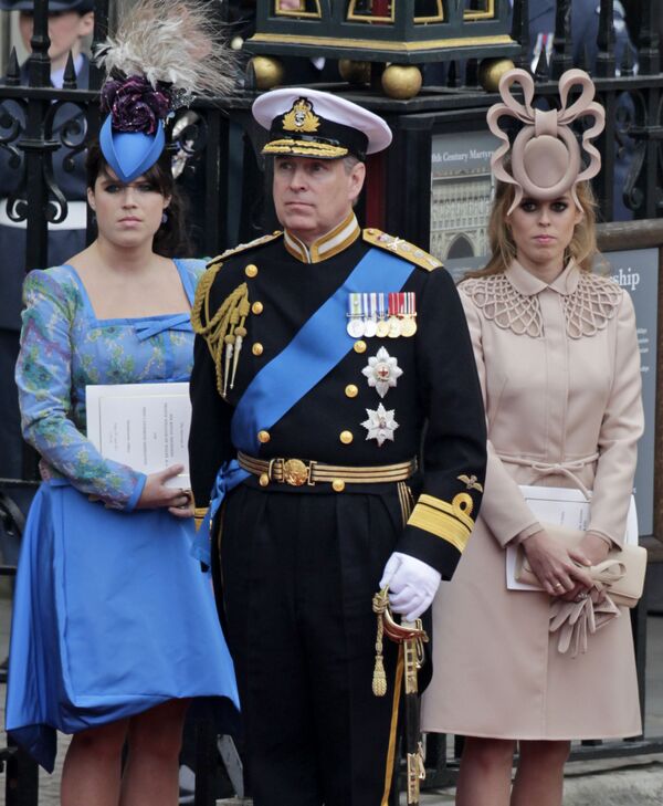 Մեծ Բրիտանիայի արքայազն Էնդրյուն և նրա դուստրերը&#x60; արքայադուստր Եվգենյան (ձախից) և Բեատրիսը թողնում են Վեսթմինսթերյան աբբայությունը թագավորական հարսանիքի ժամանակ (29 Ապրիլ 2011). Լոնդոն - Sputnik Արմենիա