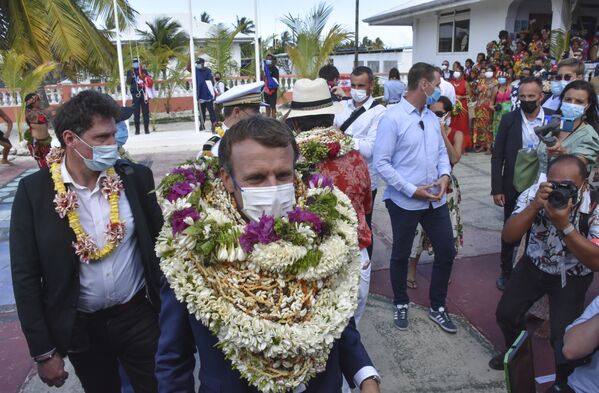 Президент Франции Эммануэль Макрон в ожерельях с цветами и ракушками прибыл на атолл Манихи, расположенный в 500 км к северо-востоку от Таити (26 июля 2021). Французская Полинезия - Sputnik Армения