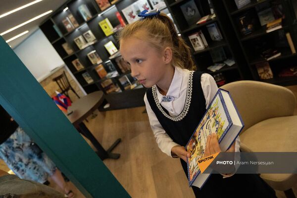 Девочка со сказками в Доме Русской книги в день его открытия (17 сентября 2021). Еревaн - Sputnik Армения