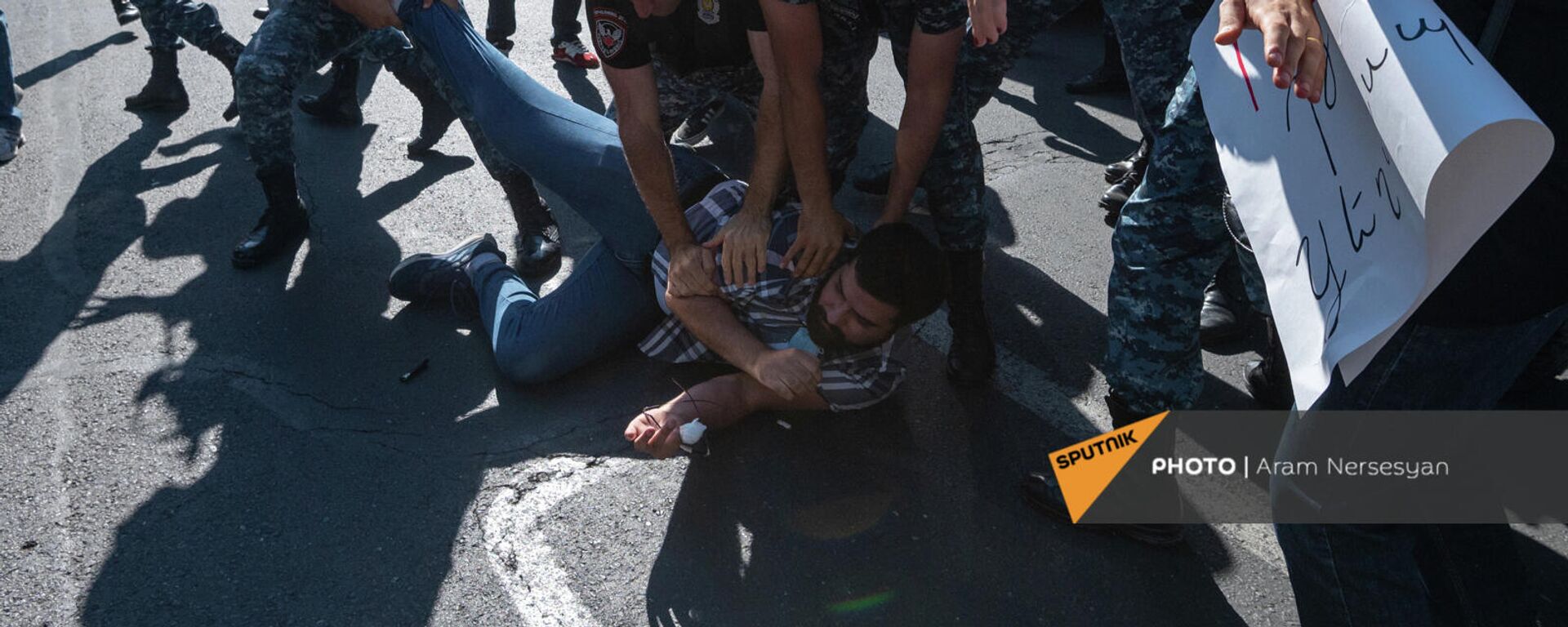Полиция задерживает противников праздничный мероприятий ко Дню независимости Армении (18 сентября 2021). Еревaн - Sputnik Армения, 1920, 18.09.2021