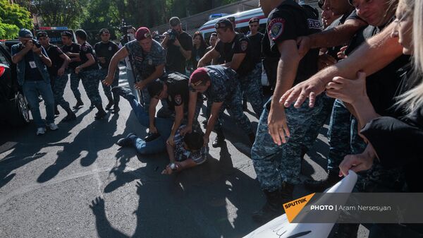 Полиция задерживает противников праздничный мероприятий ко Дню независимости Армении (18 сентября 2021). Еревaн - Sputnik Армения