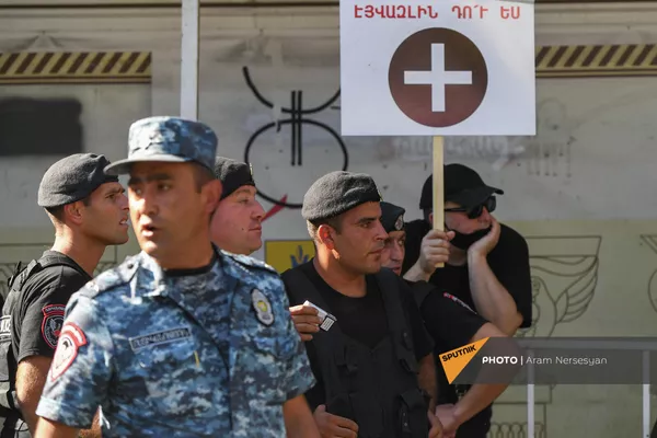 Полиция задерживает противников праздничный мероприятий ко Дню независимости Армении (18 сентября 2021). Еревaн - Sputnik Армения