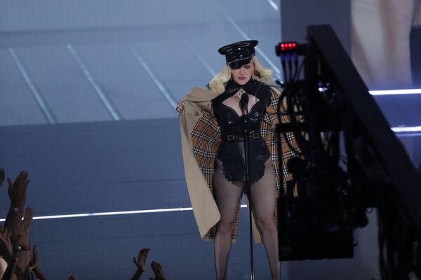 Мадонна во время выступления на MTV Video Music Awards 2021. - Sputnik Армения