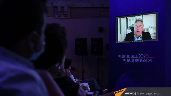 Нубар Афеян выступает с речью в онлайн режиме на форуме Из Армении 2020 в Армению 2041 (19 сентября 2021). Еревaн - Sputnik Армения