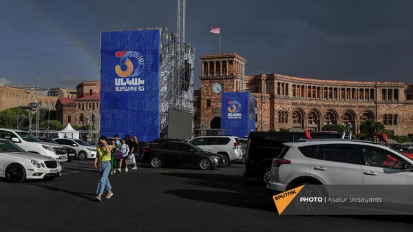 Площадь Республики перед акцией протеста родственников погибших военнослужащих против проведения праздничных мероприятий на 21 сентября (17 сентября 2021). Еревaн - Sputnik Армения
