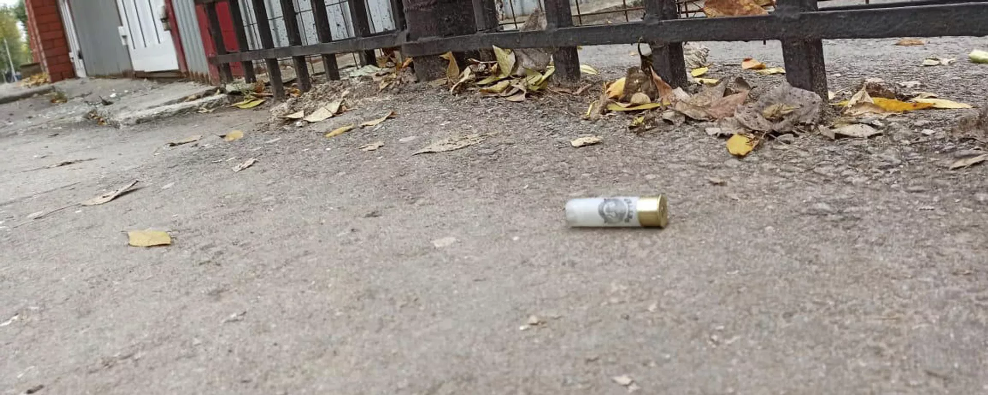 Гильза у ворот Пермского государственного университета после инцидента со стрельбой (20 сентября 2021). Пермь - Sputnik Армения, 1920, 20.09.2021