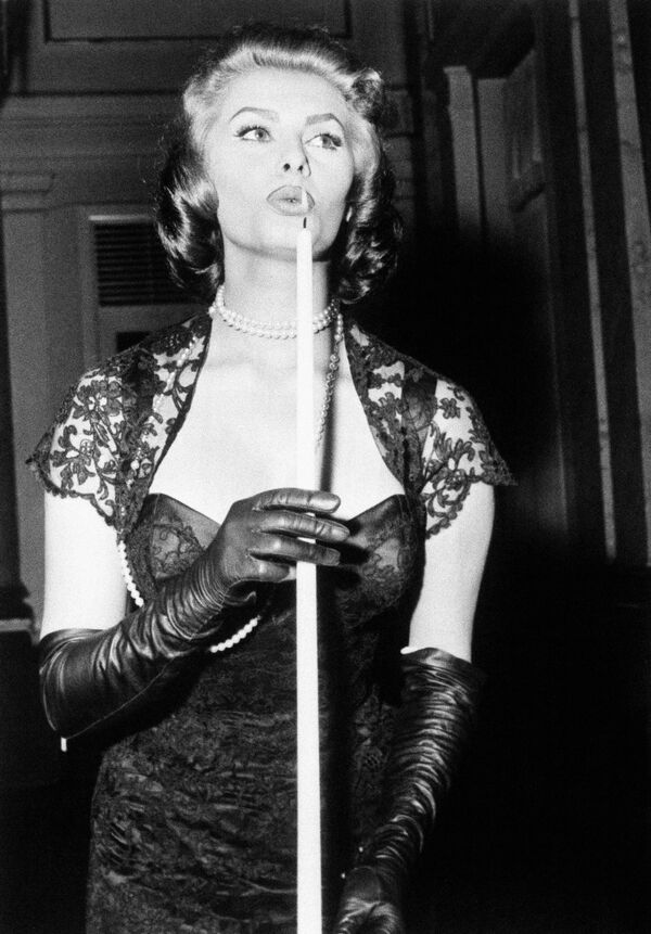 Софи Лорен гасит свечу на коктейльной вечеринке кинофестиваля в Копенгагене. - Sputnik Армения