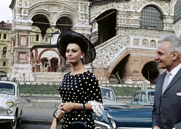 Софи Лорен на IV Московском международном кинофестивале в 1965 году. Тогда она получила приз за роль в фильме Брак по-итальянски. - Sputnik Армения