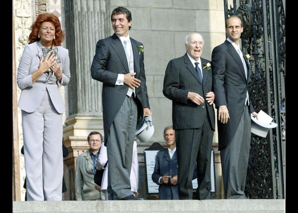 Вся семья на свадьбе Карло Понти-младшего с Андреа Месарос, 18 сентября 2004 года. В 2007 году первый и единственный супруг Софи скончался, не дожив несколько месяцев до их золотой свадьбы. - Sputnik Армения