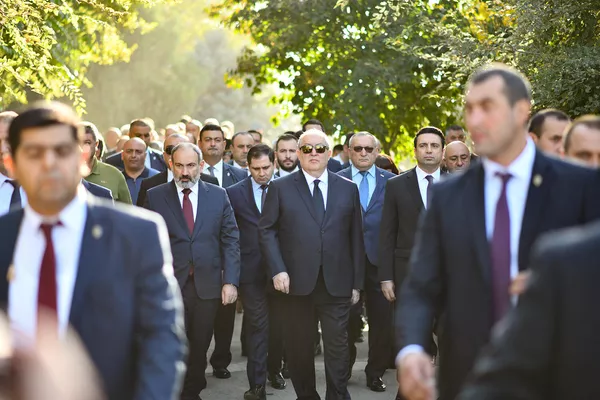 Первые лица страны посетили военный пантеон Ераблур по случаю праздника Независимости Армении (21 сентября 2021). Еревaн - Sputnik Армения
