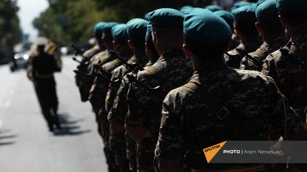 Զինվորականների երթ Երևանում - Sputnik Արմենիա