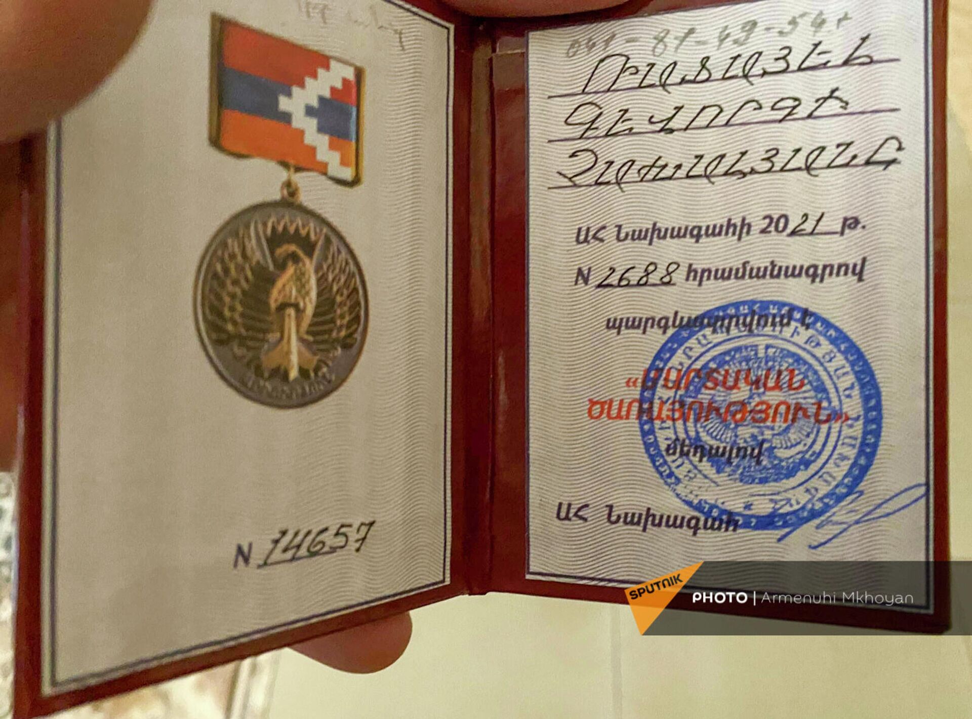 Паспорт медали Рафаэля Чахаляна, награжденного президентом Карабаха медалью Боевая служба - Sputnik Արմենիա, 1920, 21.09.2021