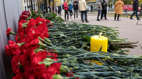 Цветы в память о погибших в результате стрельбы в Пермском университете - Sputnik Армения