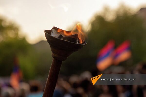 Факелы и флаги на шествии  - Sputnik Армения