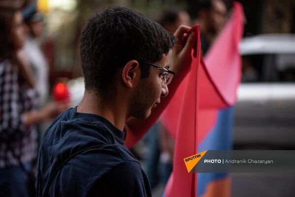 Мальчик с флагом во время шествия - Sputnik Армения