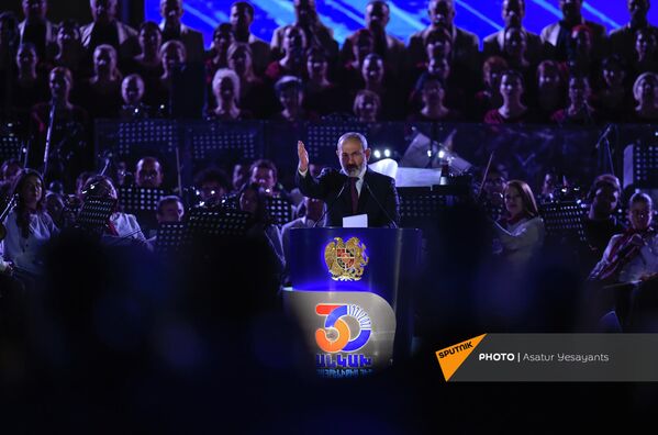 Премьер-министр Никол Пашинян во время приветственной речи  - Sputnik Армения