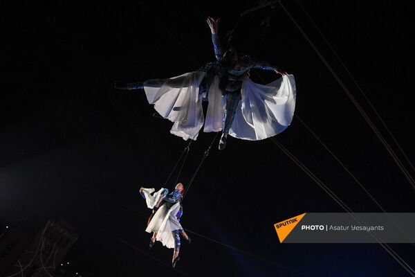 Воздушные акробаты во время выступления на праздничном концерте - Sputnik Армения