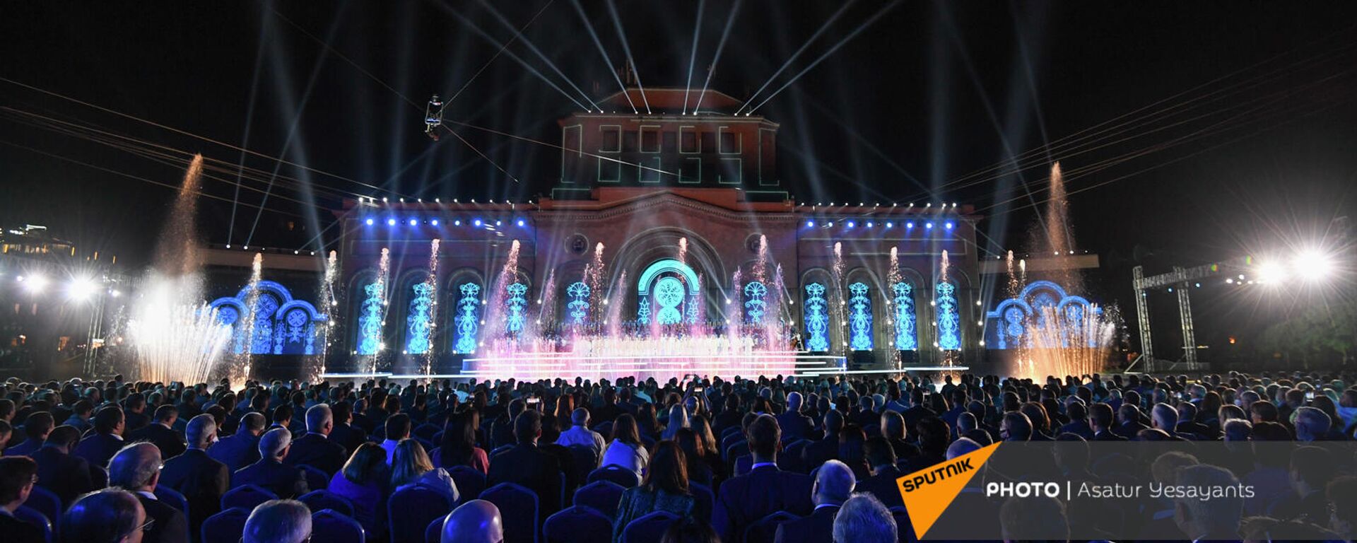 Артисты на сцене во время праздничного концерта по случаю 30-летия независимости Республики Армения (21 сентября 2021). Ереван - Sputnik Արմենիա, 1920, 21.09.2021