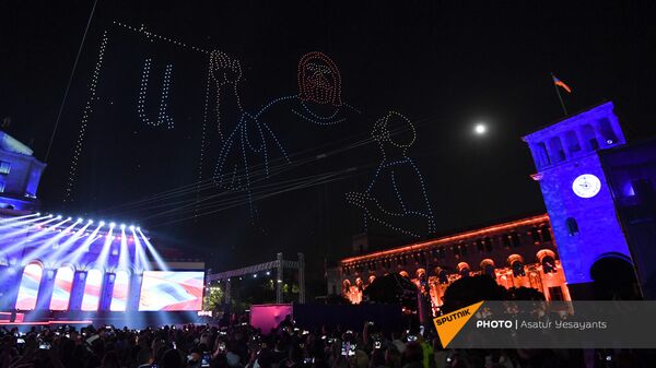 Шоу дронов во время праздничного концерта по случаю 30-летия независимости Республики Армения (21 сентября 2021). Ереван - Sputnik Արմենիա