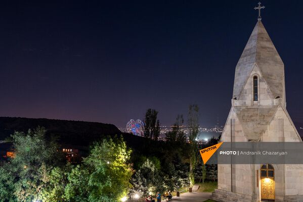Вид на дроны с военного пантеона &quot;Ераблур&quot; во время праздничного концерта по случаю 30-летия независимости Республики Армения  - Sputnik Армения