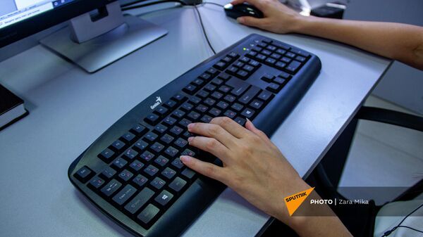 Руки на клавиатуре компьютера - Sputnik Армения