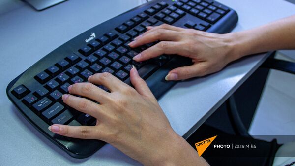 Руки на клавиатуре компьютера - Sputnik Армения