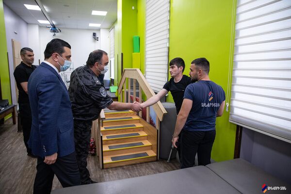 Начальник Полиции Армении Ваге Казарян посетил Реабилитационный центр Защитника Отечества (22 сентября 2021). Еревaн - Sputnik Армения