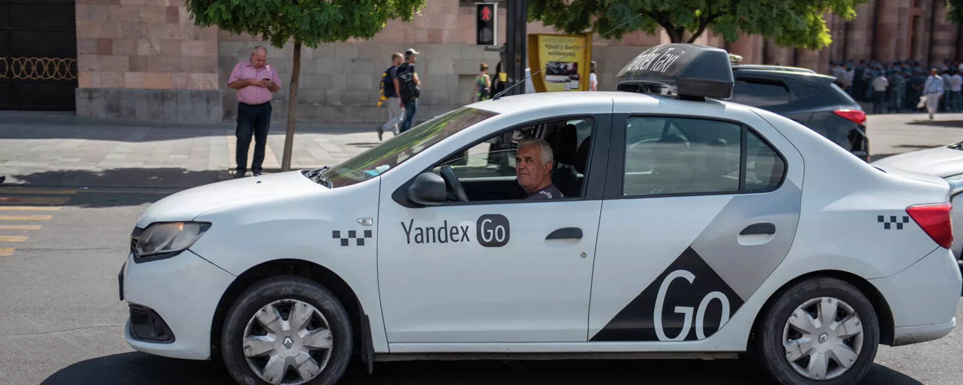 Yandex Go на площади Республики - Sputnik Армения, 1920, 10.08.2022