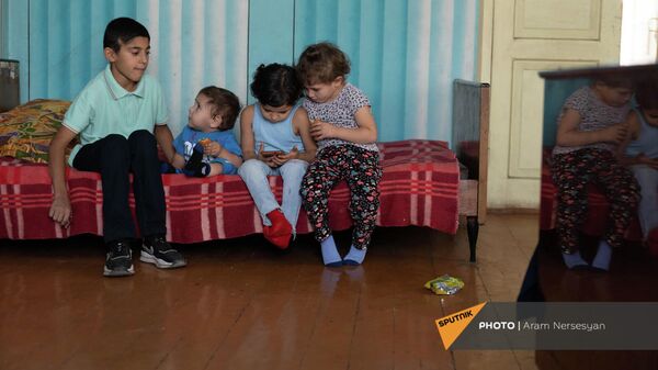 Հադրութից տեղահանված բազմազավակ ընտանիքի երեխաները - Sputnik Արմենիա