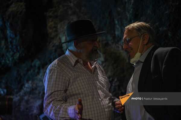 Борис Гаспарян (слева) и Бедржих Копецки в пещере Арени-1 - Sputnik Армения