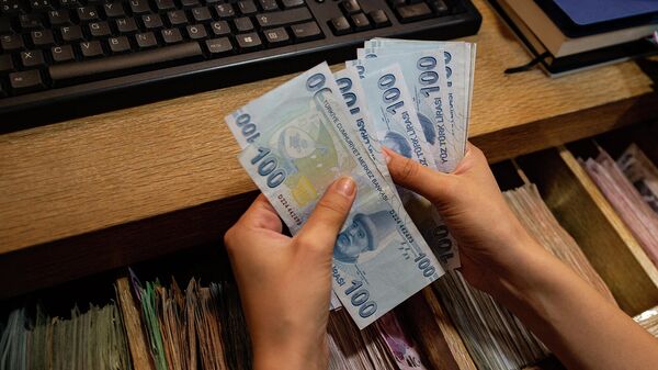 Сотрудник обменного пункта пересчитывает банкноты турецких лир - Sputnik Армения