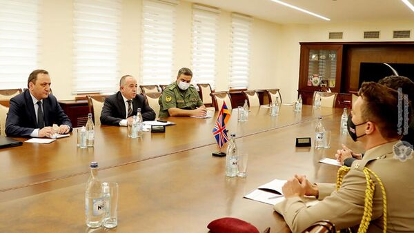 Министр обороны Аршак Карапетян принял Чрезвычайного и Полномочного посла Великобритании Джона Галлахера (24 сентября 2021). Еревaн - Sputnik Армения