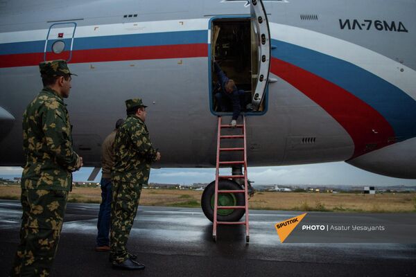 Российский борт с гуманитарным грузом для Карабаха прибыл в Ереван - Sputnik Армения
