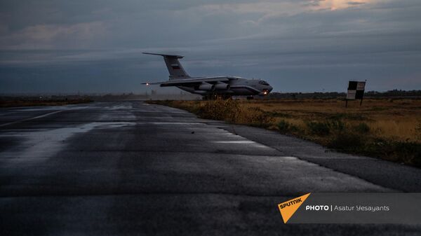 Российский борт с гуманитарным грузом для Карабаха прибыл в Ереван - Sputnik Армения