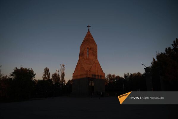 Церковь Сурб Вардананц в военном пантеоне Ераблур - Sputnik Армения