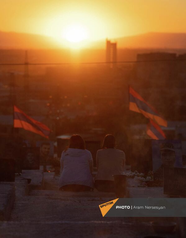 Военный пантеон Ераблур накануне годовщины 44-дневной войны в Карабахе - Sputnik Армения