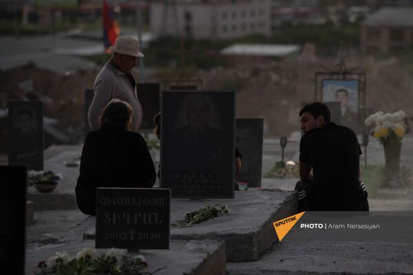 Родственники у могил погибших военнослужащих в Ераблуре накануне годовщины 44-дневной войны в Карабахе - Sputnik Армения