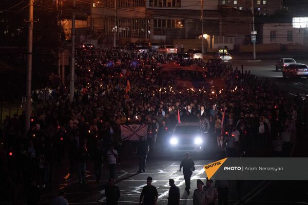 Факельное шествие во главе с оппозиционным блоком &quot;Айастан&quot; подходит к военному пантеону Ераблур накануне годовщины 44-дневной войны в Карабахе - Sputnik Армения