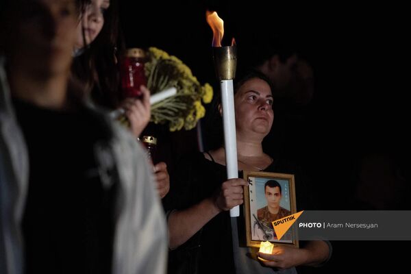 Родственники погибших со свечами и портретами - Sputnik Армения