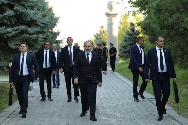 Премьер-министр Никол Пашинян посетил военный пантеон Ераблур и возложил цветы к могилам жертв 44-дневной карабахской войны (27 сентября 2021). Еревaн - Sputnik Армения