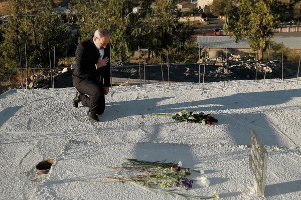 Премьер-министр Никол Пашинян посетил военный пантеон Ераблур и возложил цветы к могилам жертв 44-дневной карабахской войны (27 сентября 2021). Еревaн - Sputnik Армения