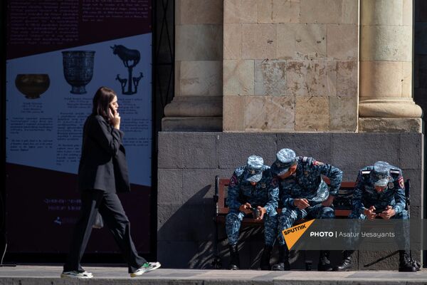 Полицейские на скамейке на площади Республики.  - Sputnik Армения