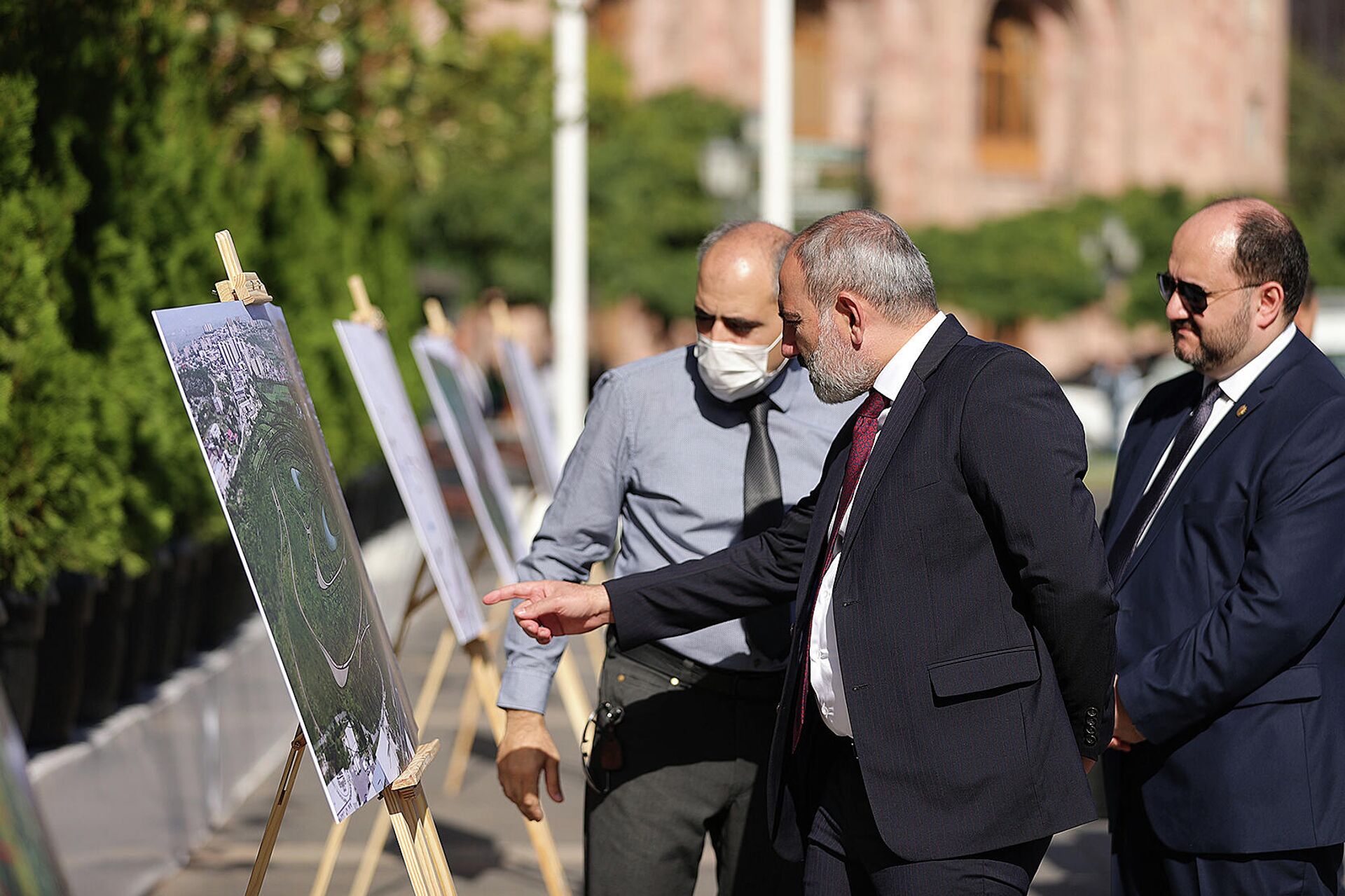Премьер-министру Николу Пашиняну представляют проект Сквер жизни, который будет создан на территории ботанического сада (27 сентября 2021). Ереван - Sputnik Армения, 1920, 27.09.2021