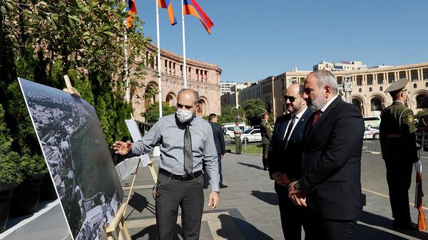 Премьер-министру Николу Пашиняну представляют проект Сквер жизни, который будет создан на территории ботанического сада (27 сентября 2021). Ереван - Sputnik Армения
