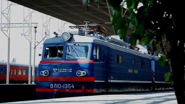 Товарный поезд ЮКЖД на участке Спандарян-9-й километр - Sputnik Армения